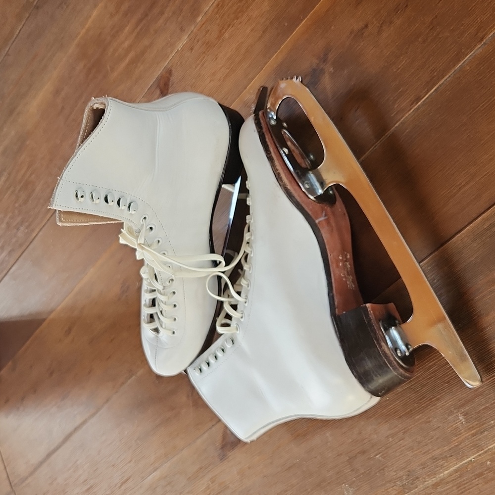 Red Riedell White Ice Skates